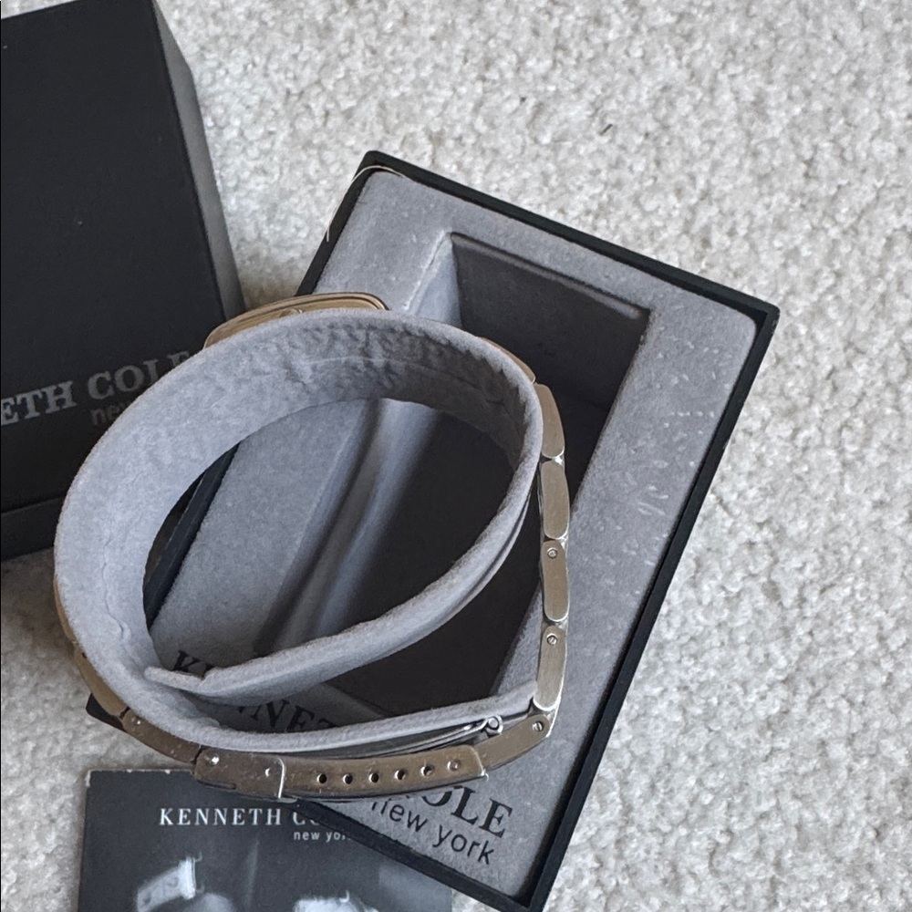 Vintage Kenneth Cole Black and Silver Watch - Picture 4 of 6